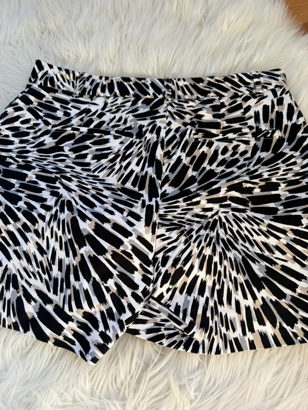 White House Black Market 5 Inch Short